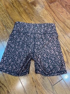 Old navy activewear bike shorts 6” inseam size medium animal print high rise